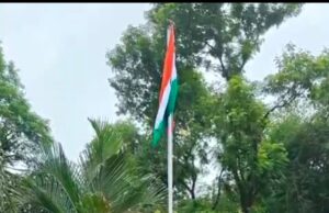 नेता प्रतिपक्ष चरणदास महंत ने रायपुर निवास में फहराया तिरंगा, प्रदेशवासियों को दी स्वतंत्रता दिवस की बधाई