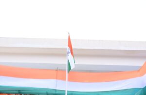 किरंदुल में 80वें स्वतंत्रता दिवस पर ध्वजारोहण, परेड और पुरस्कार वितरण से गूंजा फुटबॉल ग्राउंड