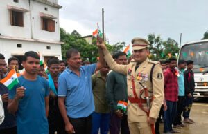 बंदूक छोड़ी, तिरंगा थामा… सुकमा में दिखा बदलाव का भावुक नजारा, 112 आत्मसमर्पित युवाओं ने मनाया 15 अगस्त
