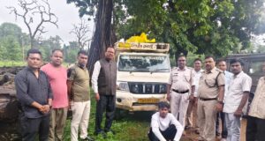 कोरबा में वन विभाग का बड़ा एक्शन: सागौन के 26 लट्ठों से लदा पिकअप जब्त, रात में पकड़ा गया अवैध लकड़ी परिवहन