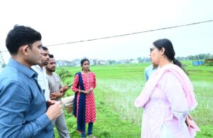 खेतों में पहुंचीं कलेक्टर रोक्तिमा यादव, डिजिटल गिरदावरी का लिया जायजा