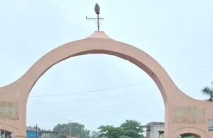 तखतपुर की सड़क बनी ‘तालाब’! गड्ढों में मछली पकड़ कांग्रेस ने किया अनोखा प्रदर्शन, सरकार पर साधा निशाना