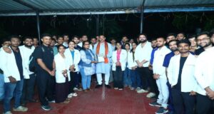 स्वास्थ्य मंत्री के आश्वासन के बाद इंटर्न डॉक्टरों ने स्थगित की हड़ताल, ₹15,900 से बढ़कर ₹25,000 होगा स्टाइपेंड