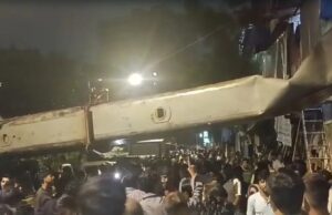 मुंबई के कुर्ला में बड़ा हादसा, रेलवे की बिजली लाइन पर गिरी क्रेन, 6 लोग घायल; कई मकान भी चपेट में आए
