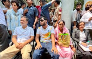 ‘जब तक FIR नहीं, तब तक नहीं हटेंगे’, पैलेट गन के मुद्दे पर संसद मार्ग थाने के बाहर धरने पर बैठे राहुल गांधी, प्रियंका भी पहुंचीं