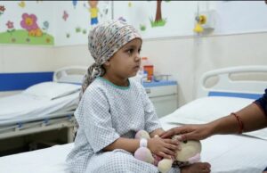 बार-बार बुखार, नीले निशान या हड्डियों में दर्द को न करें नजरअंदाज! बच्चों में कैंसर के हो सकते हैं ये संकेत