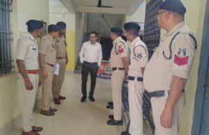 खम्हरिया थाने पहुंचे SP त्रिलोक बंसल, बोले- अवैध शराब, जुआ-सट्टा और नशे के कारोबार पर हो कड़ी कार्रवाई