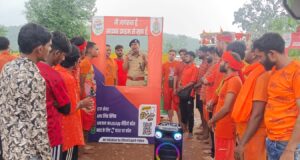 छ.ग. साइबर सागृति अभियान के अंतर्गत आज दूसरे सप्ताह वित्तीय धोखाधड़ी और यूपीआई सुरक्षा के संबंध में पर्यटन स्थल भूतेश्वरनाथ और चिंगरापगार में डीएसपी गोपाल वैश्य ने अनूठे अंदाज अपने गीतों के माध्यम से लोगों को किया साइबर अपराधों के प्रति जागरूक