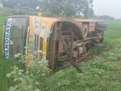 स्कूल बसों की सुरक्षा पर फिर सवाल! बेमेतरा में बच्चों से भरी बस खेत में पलटी, कई बच्चे अस्पताल पहुंचे