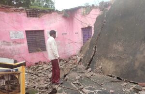 पंचायत भवन गिरा, मलबे में दबे सरकारी दस्तावेज और फाइलें; सरपंच-सचिव बाल-बाल बचे