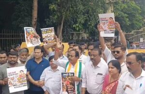 शक्कर समेत खाद्य वस्तुओं की बढ़ती कीमतों पर कांग्रेस का हल्लाबोल! खाद्य विभाग के सामने जमकर प्रदर्शन