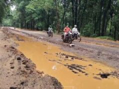 अफसर-नेताओं की आवाजाही फिर भी अनदेखी! मोहला-मानपुर हाईवे पर गड्ढे और दलदल का ‘डेथ ट्रैप’, कब सुधरेगी व्यवस्था?