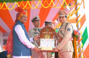 मुख्यमंत्री विष्णुदेव साय ने गरियाबंद एसडीओपी निशा सिन्हा को मुख्यमंत्री पुरस्कार से किया सम्मानित