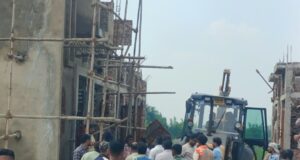 बुलडोजरों के साथ पहुंचा निगम, पुलिस भी तैनात… रावतपुरा फेस-2 में 40 मकानों पर कार्रवाई