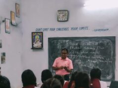 डोमनहिल स्कूल में बना मतदान केंद्र, विद्यार्थियों ने किया मॉक पोल