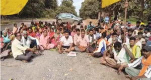 बोईरडीह जलाशय से पानी की मांग पर भड़के ग्रामीण, चक्काजाम से माइंस का खनिज परिवहन प्रभावित