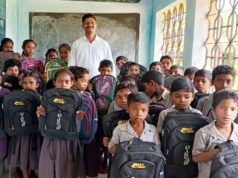 शिक्षक अजय साहू ने बच्चों में बांटे स्कूल बैग – ‘प्रयास’ बना मिसाल