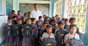 शिक्षक अजय साहू ने बच्चों में बांटे स्कूल बैग – ‘प्रयास’ बना मिसाल