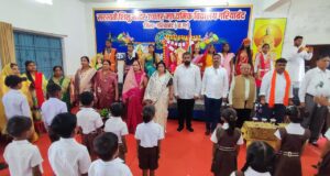 ‘नमामि भारतम्’ कार्यक्रम में गूंजा राष्ट्रप्रेम का स्वर:बारिश के बीच स्कूलों में एक स्वर में गूंजा ‘वंदे मातरम्’, छात्रों, शिक्षकों और प्रधानाचार्यों ने किया सामूहिक गायन