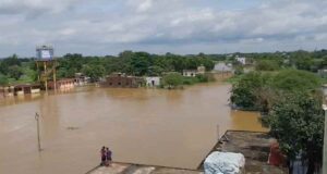 रायपुर में बारिश से आफत: खारुन का पानी 3 किमी तक फैला, कई घर डूबे; लोग मदद के इंतजार में