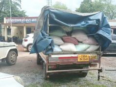 PDS दुकान से निजी पिकअप में लोड हो रहा था चावल, मौके पर पहुंची पुलिस; अब खाद्य विभाग करेगा जांच