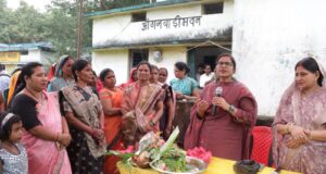 कलेक्टर जयश्री जैन ने आंगन मिलन सेवा कार्यक्रम अंतर्गत खुसरुडेरा, अमलडीहा, धनेलीभाठा और डुमरपारा आंगनबाड़ी केंद्रों का किया निरीक्षण