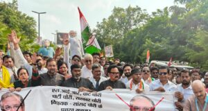स्वतंत्र और निष्पक्ष चुनाव तथा लोकतंत्र की रक्षा के संकल्प के साथ डाक्टर चरण दास महंत रैली में हुए शामिल