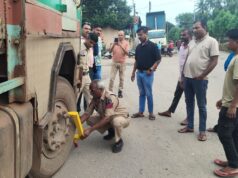 किरंदुल मुख्य मार्ग पर भारी वाहनों की अवैध पार्किंग: पुलिस ने 12 चक्का वाहनों पर लगाए ताले