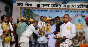 करमडार महापूजा एवं महोत्सव के मुख्य अतिथि जगेश्वर सिंह राज ने बड़ा देव कर्म सैनी माता की पूजा अर्चना कर आशीर्वाद प्राप्त किया