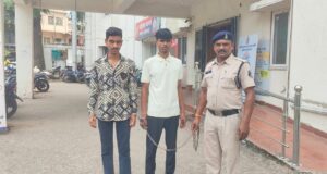 रायपुर में गणेश पंडाल घूमने निकले परिवार से विवाद, पीछा कर कार पर पत्थरबाजी; दो गिरफ्तार