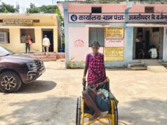 पेंशन के लिए आधार की दरकार, मां के साथ दफ्तरों के चक्कर काट रहा दिव्यांग मदन