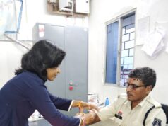 राखी की डोर से जुड़ा कर्तव्य का सम्मान, सेवा में समर्पित कर्मवीरों को बहनों ने बांधा स्नेह का धागा