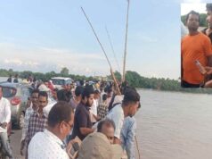 बाढ़ के तेज बहाव में बहती शराब की बोतलें, पकड़ने के लिए जान जोखिम में डालते दिखे लोग