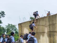 गरियाबंद स्कूल पहुंचने के लिए रोज 20 फीट ऊंचे पिलर से जंग लड़ रहे नौनिहाल