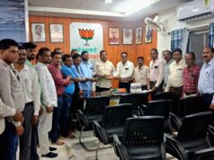 शिक्षकों की पांच सूत्रीय मांगों को लेकर संघर्ष मोर्चा ने विधायक टेकाम को सौंपा ज्ञापन