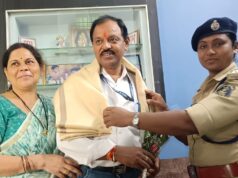 शिक्षक दिवस पर एसडीओपी भुवनेश्वरी पैंकरा ने किया साइबर अपराध के खिलाफ जागरूकता अभियान से जुड़े प्रधान पाठक शैल कुमार पांडेय का किया सम्मान
