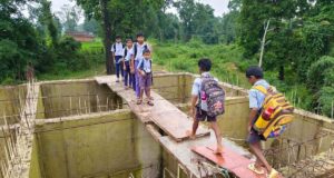 6 साल से अधूरा पुल, रोज नदी पार करने को मजबूर बच्चे; NHRC ने छत्तीसगढ़ सरकार से मांगा जवाब