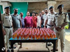 शराब दुकान के कर्मचारी ही निकले अवैध शराब के कारोबारी, 160 पाव शराब के साथ 7 गिरफ्तार