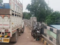 पुल पर बाइक को पिकअप ने मारी टक्कर, दो युवक उछलकर गिरे; एक की मौत, दूसरा गंभीर