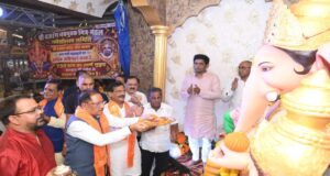117 साल पुरानी परंपरा, भव्य गणपति दरबार और ₹1.15 करोड़ का मुकुट… गोल बाजार में CM साय ने की बप्पा की पूजा
