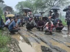 मिनीमाता बांगो की सड़क बनी मुसीबत! कीचड़ में बैठकर सैकड़ों ग्रामीणों का प्रदर्शन, चक्काजाम की चेतावनी