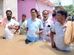 महानदी का जलस्तर बढ़ा, रायगढ़ के कई गांव बाढ़ में घिरे; नाव से प्रभावितों के बीच पहुंचे मंत्री ओपी चौधरी