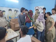गरबा की वेशभूषा में सिगरेट पीते और हथियारनुमा वस्तु लहराते दिखीं युवतियां, बिलासपुर पुलिस ने 9 को पकड़ा
