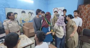 गरबा की वेशभूषा में सिगरेट पीते और हथियारनुमा वस्तु लहराते दिखीं युवतियां, बिलासपुर पुलिस ने 9 को पकड़ा