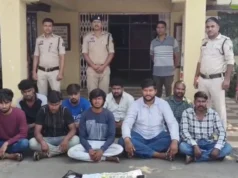 जंगल में चल रहा था जुए का फड़, पुलिस की दबिश में 9 गिरफ्तार; 11 बाइक, ब्रेजा कार और नकदी जब्त