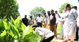 कृषि विज्ञान केंद्र पहुंचकर मंत्री नेताम ने अनुसंधान कार्यों का लिया जायजा