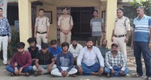 जंगल में चल रहा था जुए का फड़, पुलिस की दबिश में 9 गिरफ्तार; 11 बाइक, ब्रेजा कार और नकदी जब्त