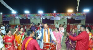 गरबा सीजन-3 में छाया भक्ति और उत्साह का रंग, पत्नी संग गरबा की ताल पर झूमे स्वास्थ्य मंत्री श्याम बिहारी जायसवाल