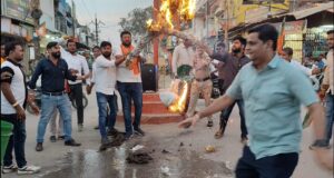 गरियाबंद में भाजयुमो का जोरदार प्रदर्शन, मल्लिकार्जुन खड़गे का पुतला दहन कर जताया विरोध