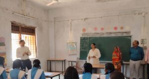 दूरस्थ स्कूलों में पहुंचीं कलेक्टर, बच्चों से किया सीधा संवाद’